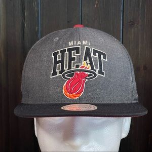 Mens Mitchell & Ness Hardwood Classics NBA Miami Heat Snapback Gray Hat Cap